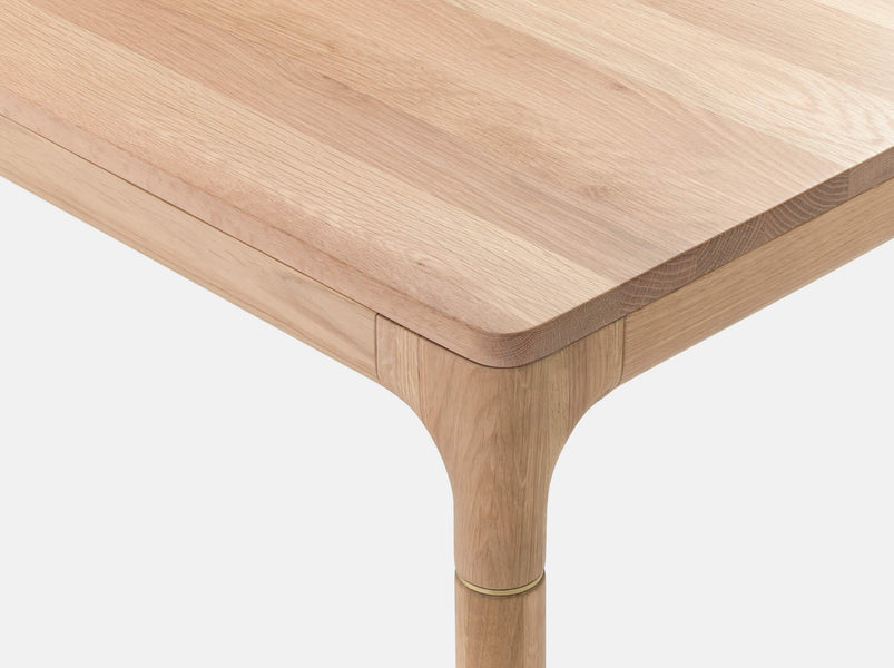 Rounded corner detail of an extendable dining table finishing with Oil Plus 2C hardwax oil wood finish.